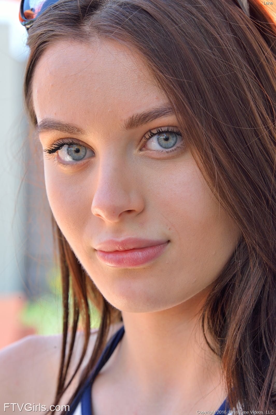 Novinha linda de olhos verdes